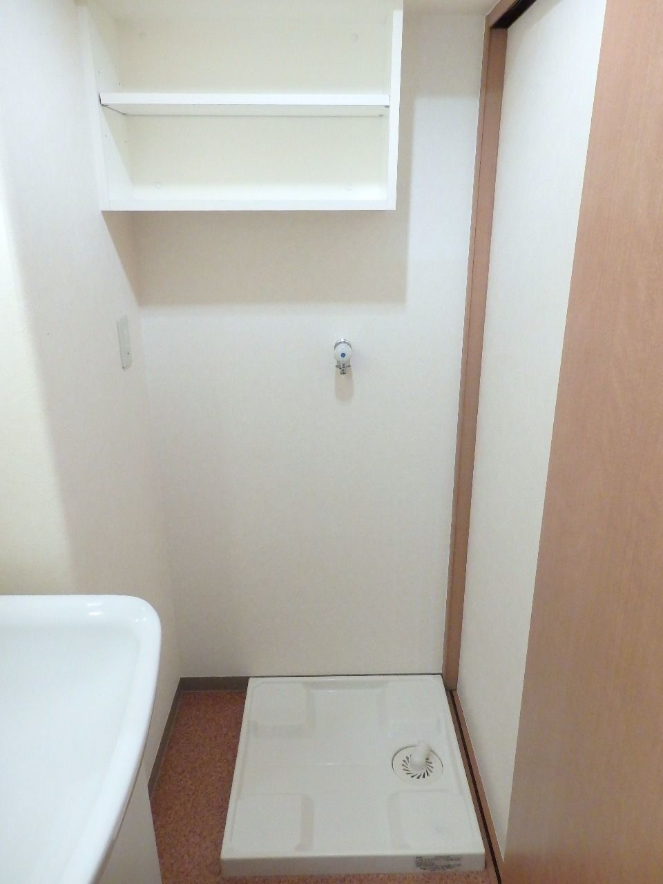 洗濯機置場には防水パンと扉を設置しました