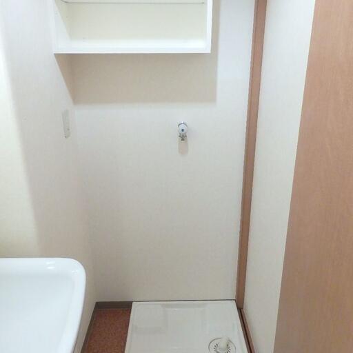 防水パン付洗濯機置場 洗濯機置場には防水パンと扉を設置しました