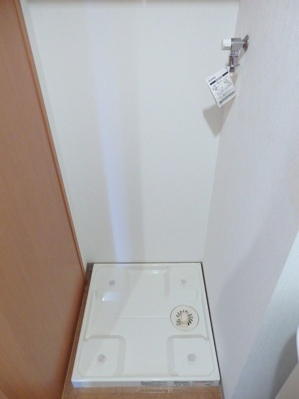 洗濯機置場には防水パンと給水ホースを簡単に設置できる給水栓