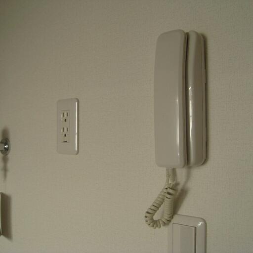 インターフォンの受話器です。 急な来客にも、ドアを開けずに対応できます。