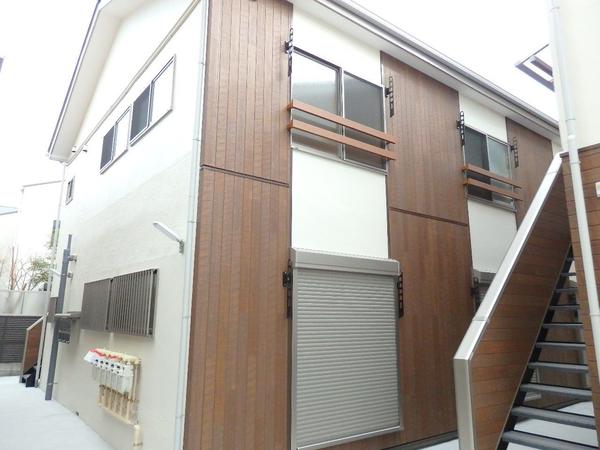 リジェーネB棟です。 木の趣きが感じられる建物です。