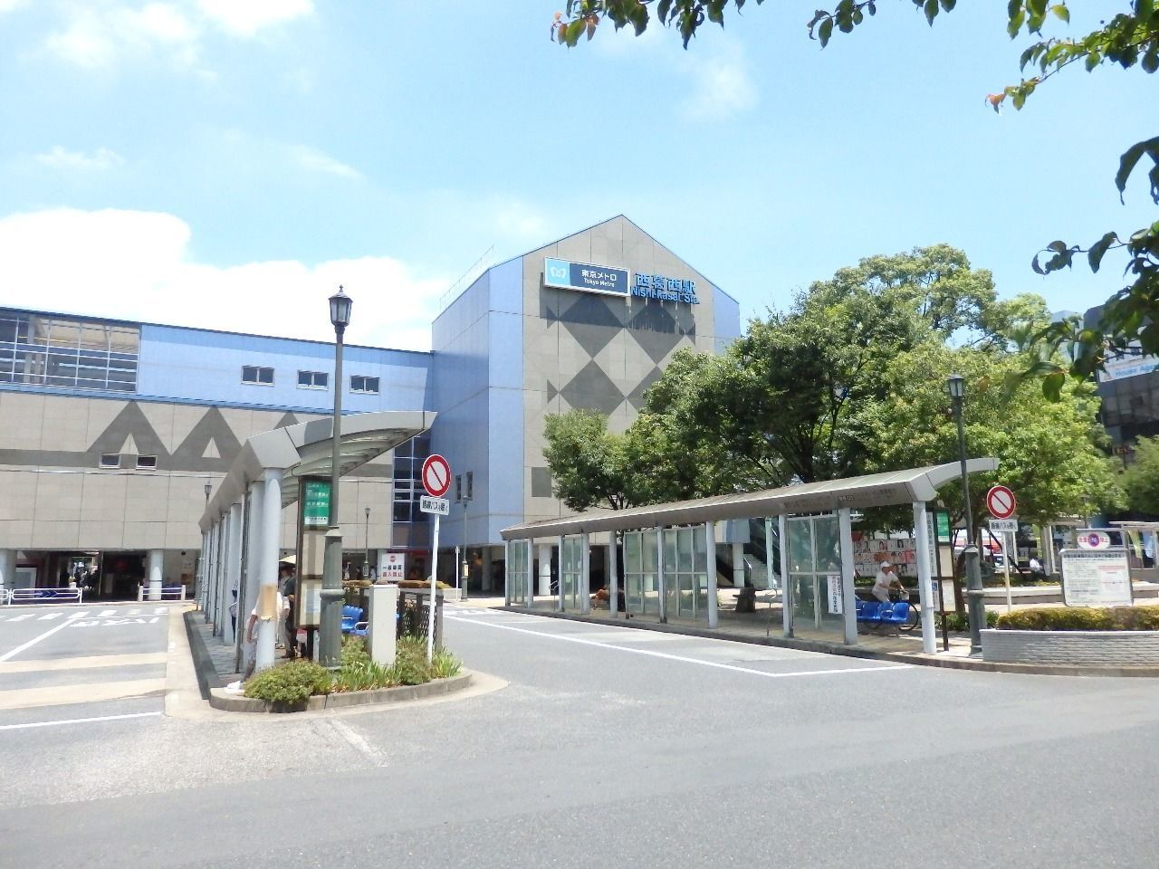 大手町まで１５分、バスを使って足をのばせば都営新宿線や総武線、京葉線も利用できる準ターミナル駅。