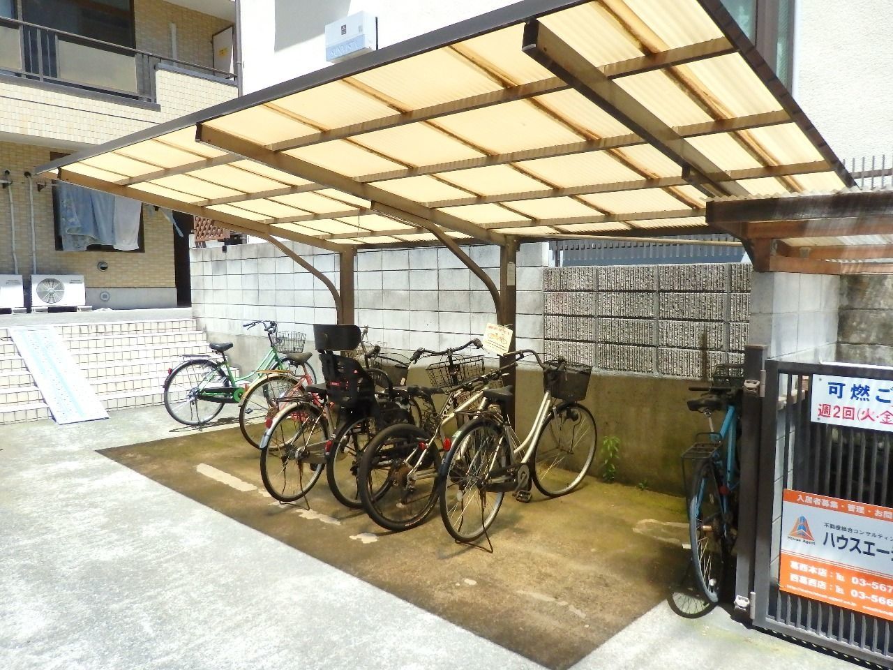 自転車専用の駐輪場です。1階の部屋の前にはバイク（小型・有料）も駐輪できます。