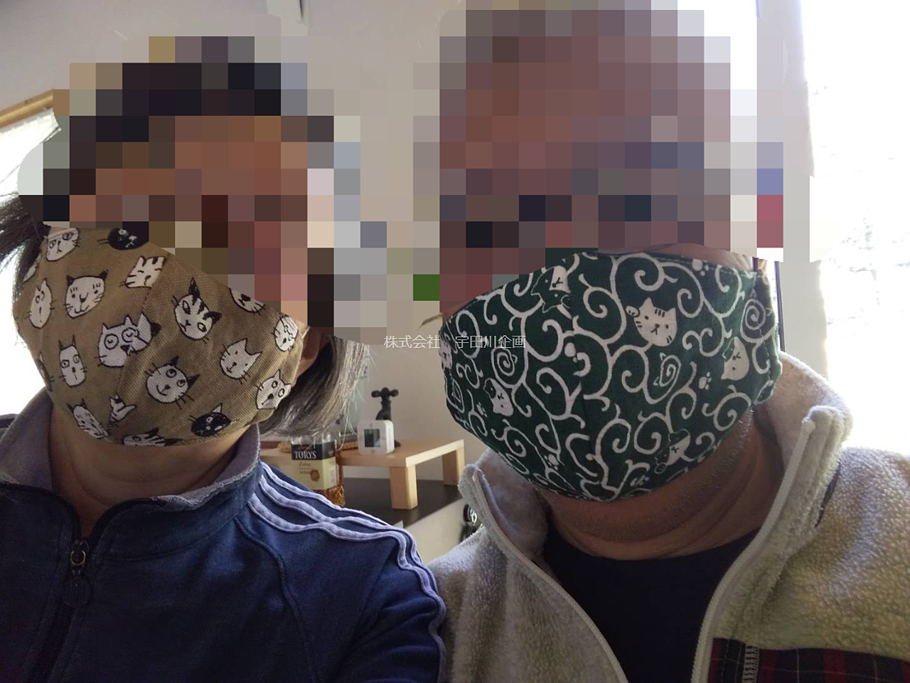 夫婦仲良く手作りマスクを着けています。